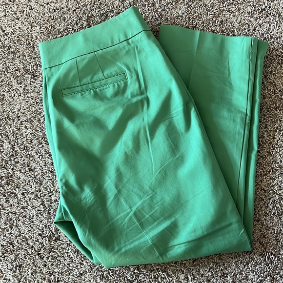 And Taylor size 6 green straight leg Capri dress pants - Picture 2 of 4